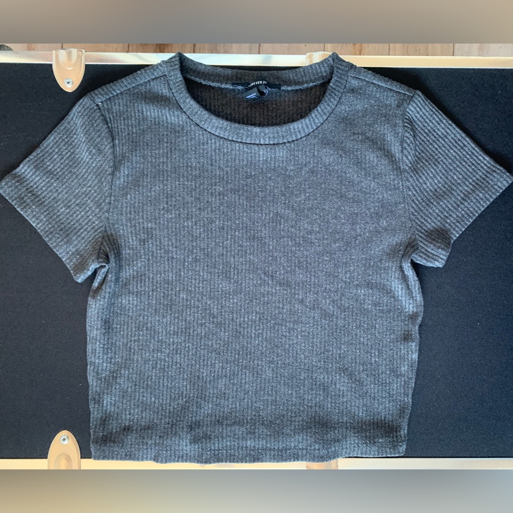 like new gray crop top (M)